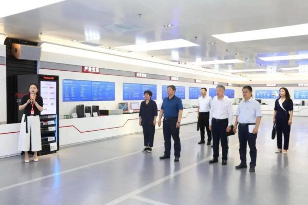 市总工会领导深入高新区调研，心系职工贴“新”送清凉