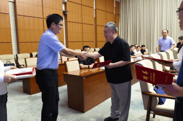 市政务服务办组织召开天津市营商环境监督员聘任会暨企业座谈会