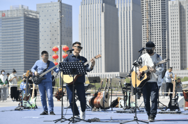 秋季“向海乐活节” | 就在今晚！“草地音乐汇”继续“点燃”滨城之夜