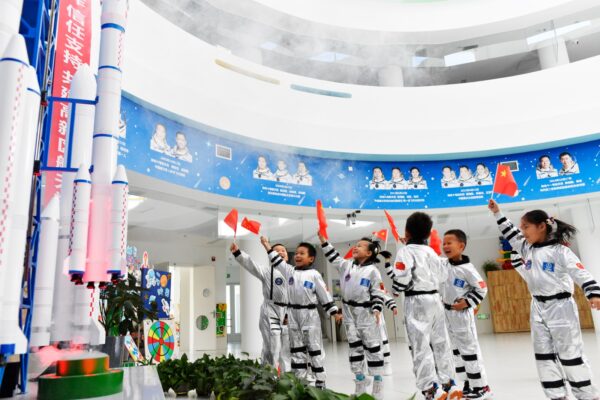 “童”筑航天梦 高新区第一学校附属幼儿园师生集体观看神舟十七号载人飞船发射