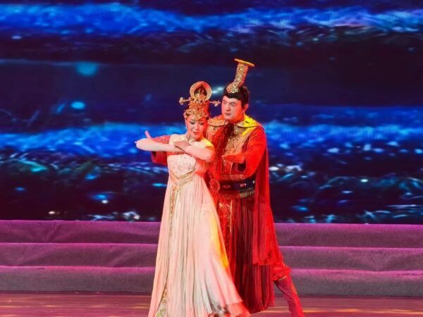 大型歌舞表演《万方乐奏•融梦和田》在滨海新区火热上演