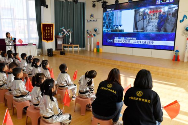 “童”筑航天梦 高新区第一学校附属幼儿园师生集体观看神舟十七号载人飞船发射