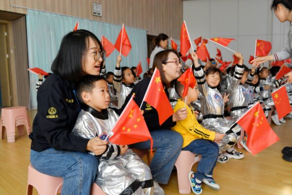 “童”筑航天梦 高新区第一学校附属幼儿园师生集体观看神舟十七号载人飞船发射