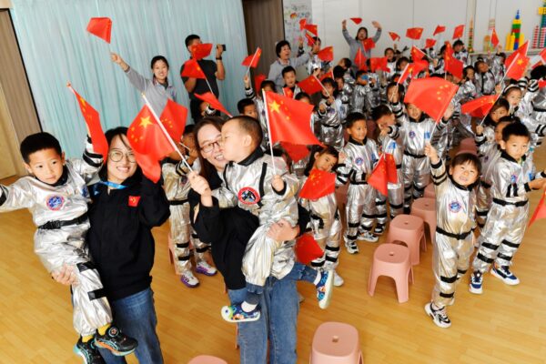 “童”筑航天梦 高新区第一学校附属幼儿园师生集体观看神舟十七号载人飞船发射