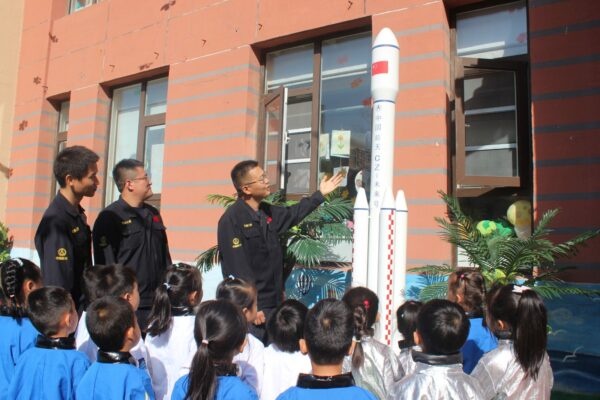 “童”筑航天梦 高新区第一学校附属幼儿园师生集体观看神舟十七号载人飞船发射