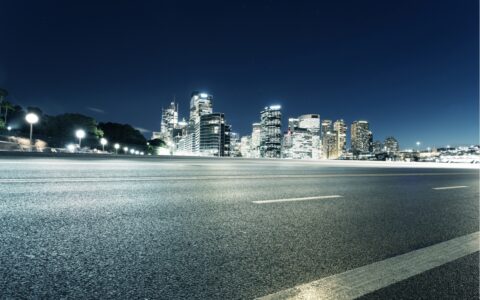 芥园道部分路段因施工变窄 过往车辆注意减速慢行！