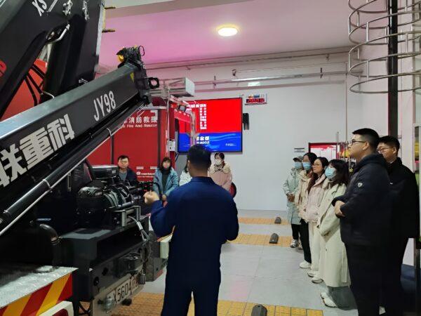 沉浸式体验消防！天津高新区税务局团支部走进物华道消防救援站开展联学共建活动