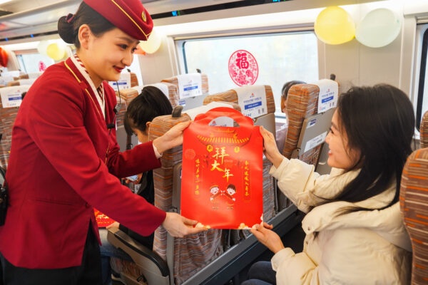 “温馨春运、文明相伴”，京津城际上欢乐过小年
