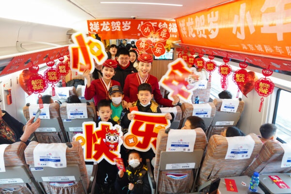 “温馨春运、文明相伴”，京津城际上欢乐过小年