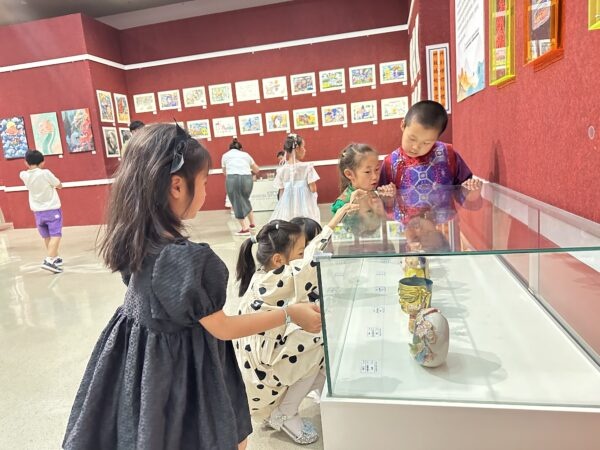 第四届全国少年儿童绘画书法美育展开展 传统文化陶艺作品惊艳亮相