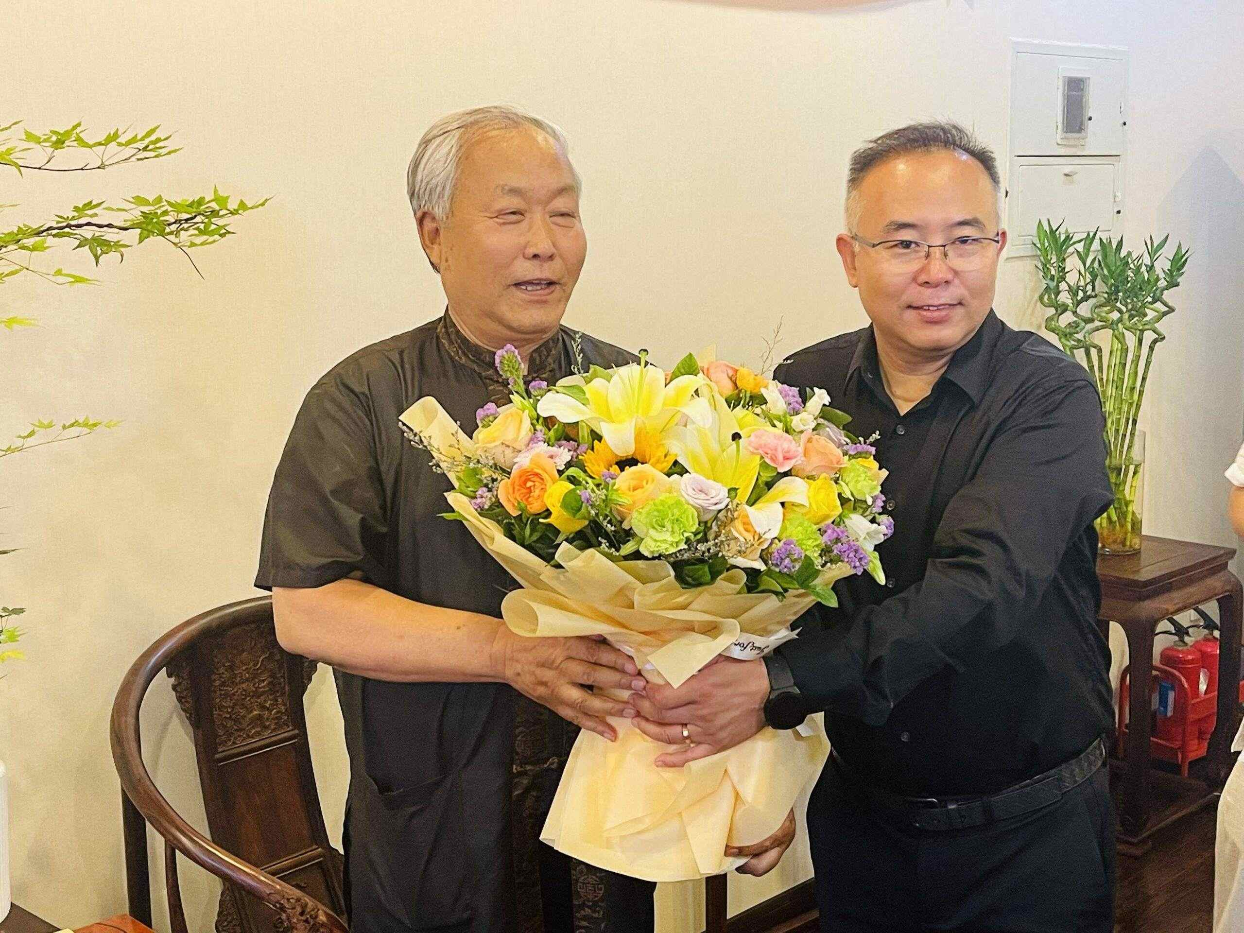 著名书法家唐云来喜收刘瀚文为弟子，书法传承添新章