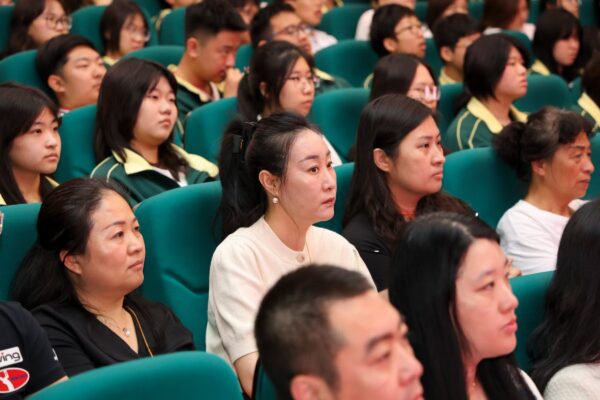 热烈祝贺枫叶世界学校课程UK Ecctis对标全面完成！
