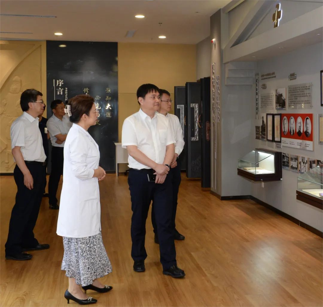 国家卫生健康委科教司副司长顾金辉应邀到天津市第一中心医院指导科研工作