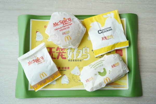 麦当劳中国首推“无笼好鸡”标识，日行千步，来自麦麦农场30多年持续推动行业高质量、绿色的白羽鸡养殖