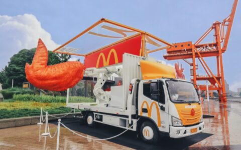 麦当劳重磅推出薄皮焦香V翅 “无笼好鸡”带来高品质的全新美味明星