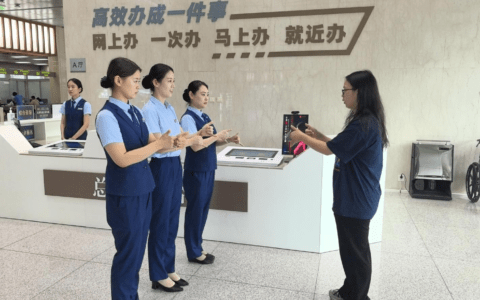 热点关注｜服务再升级 交流无障碍——智能手语翻译机在天津市政务服务中心正式启用