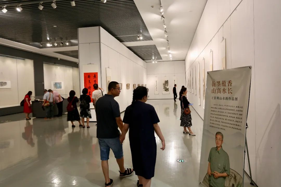 王宝利山水画作品展在滨海美术馆开幕 75件套作品呈现“翰墨蕴香”