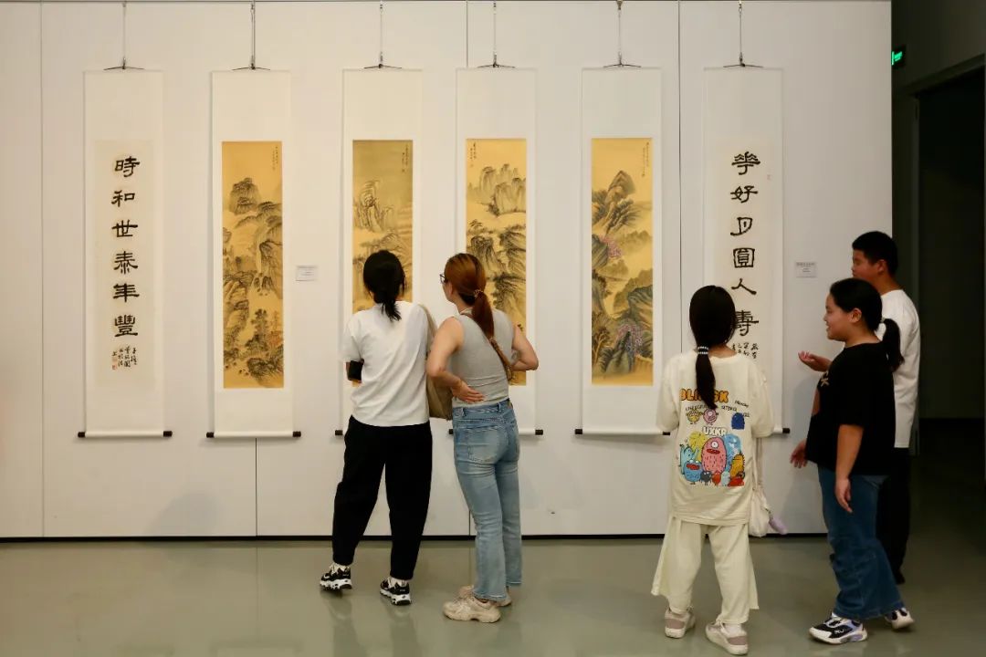 王宝利山水画作品展在滨海美术馆开幕 75件套作品呈现“翰墨蕴香”