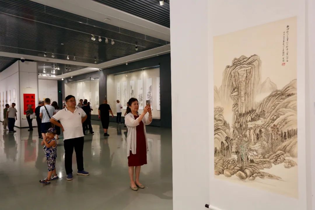王宝利山水画作品展在滨海美术馆开幕 75件套作品呈现“翰墨蕴香”