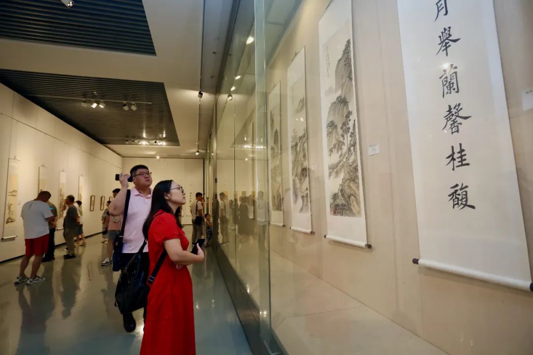 王宝利山水画作品展在滨海美术馆开幕 75件套作品呈现“翰墨蕴香”