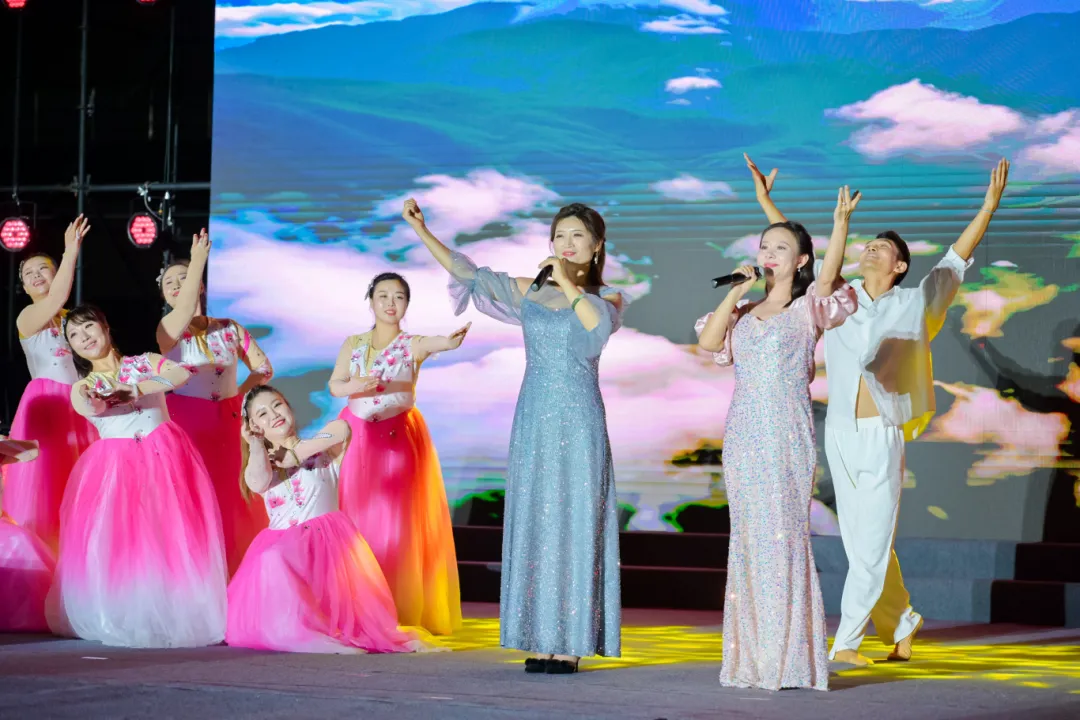 泰达四秩铸辉煌，邀月同辉庆华诞！天津经开区举办庆祝中华人民共和国成立75周年慰问演出
