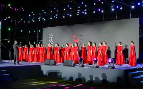 泰达四秩铸辉煌，邀月同辉庆华诞！天津经开区举办庆祝中华人民共和国成立75周年慰问演出