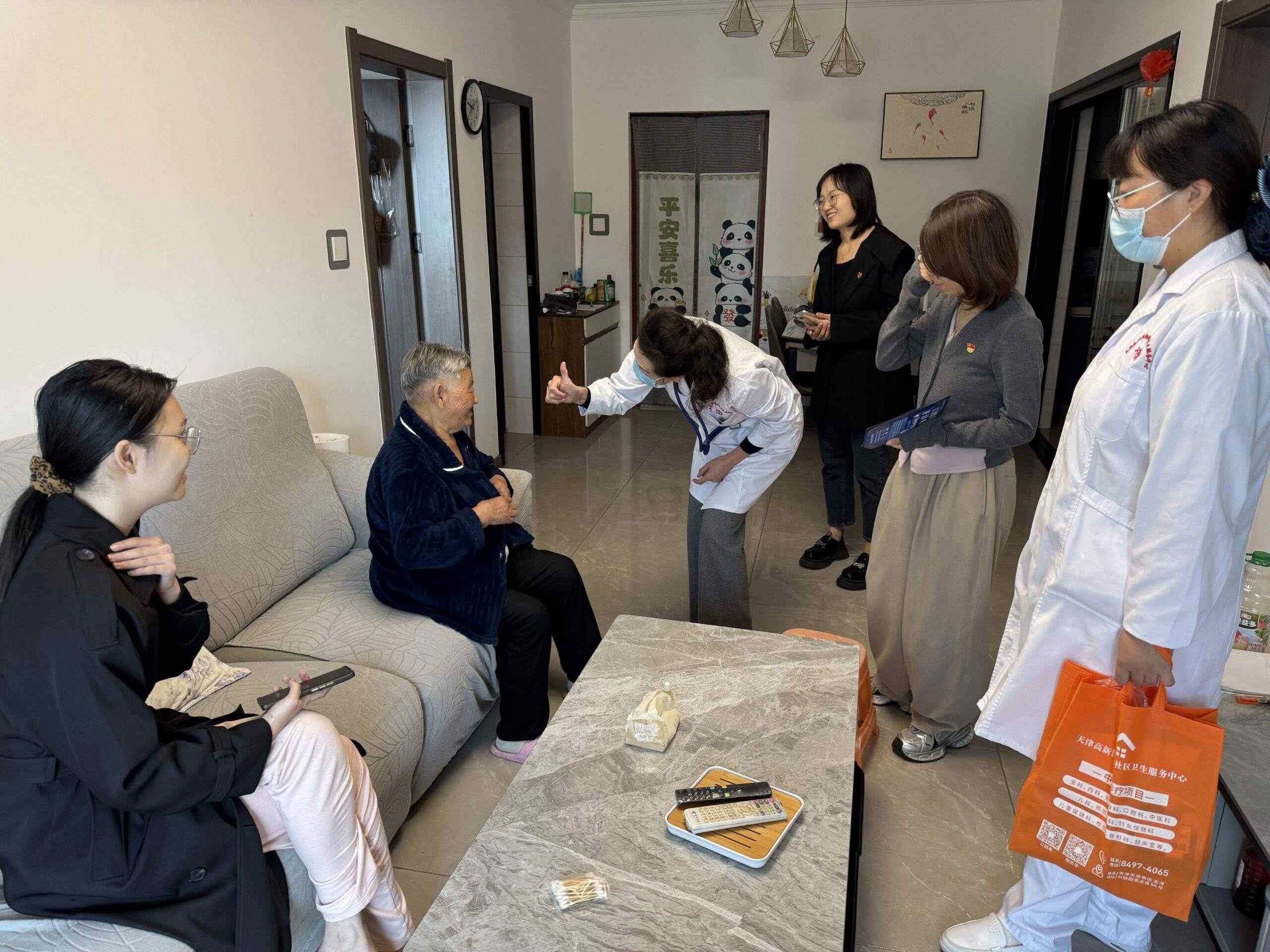 高新区开展多种形式重阳节敬老活动