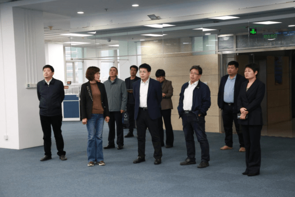 工作动态｜供热首日 市政务服务办主要负责同志一行到12345热线调研慰问！