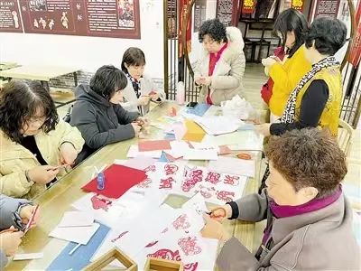 河北区金辰园社区组建“非遗创业妈妈团” “非遗技艺”变身“非遗经济”