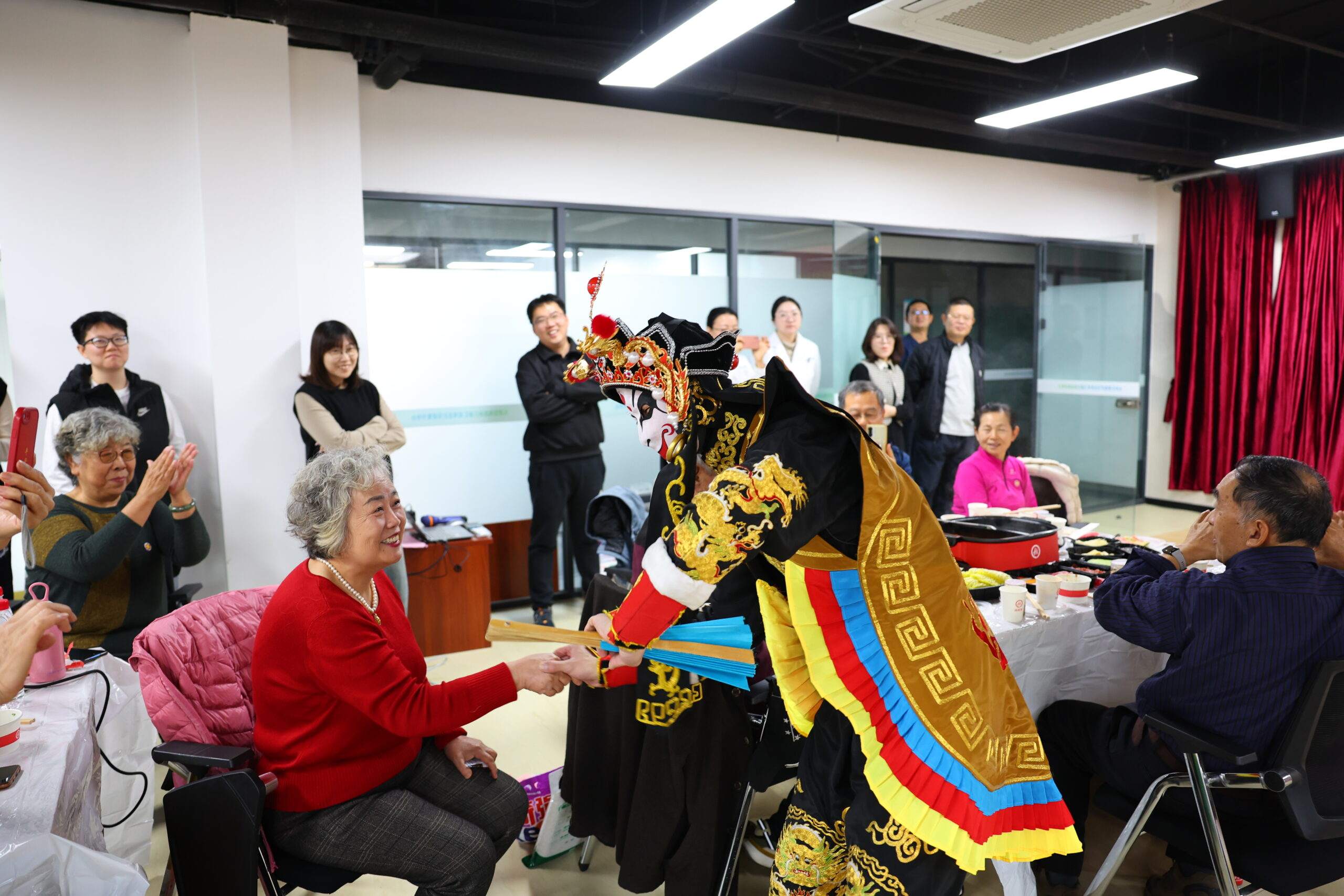 这个冬天不太冷！“火锅之约”温暖社区老人冬日时光