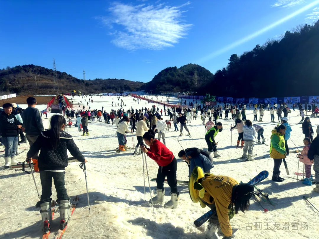 玉龙滑雪场限时推出春节家庭特惠早鸟票！