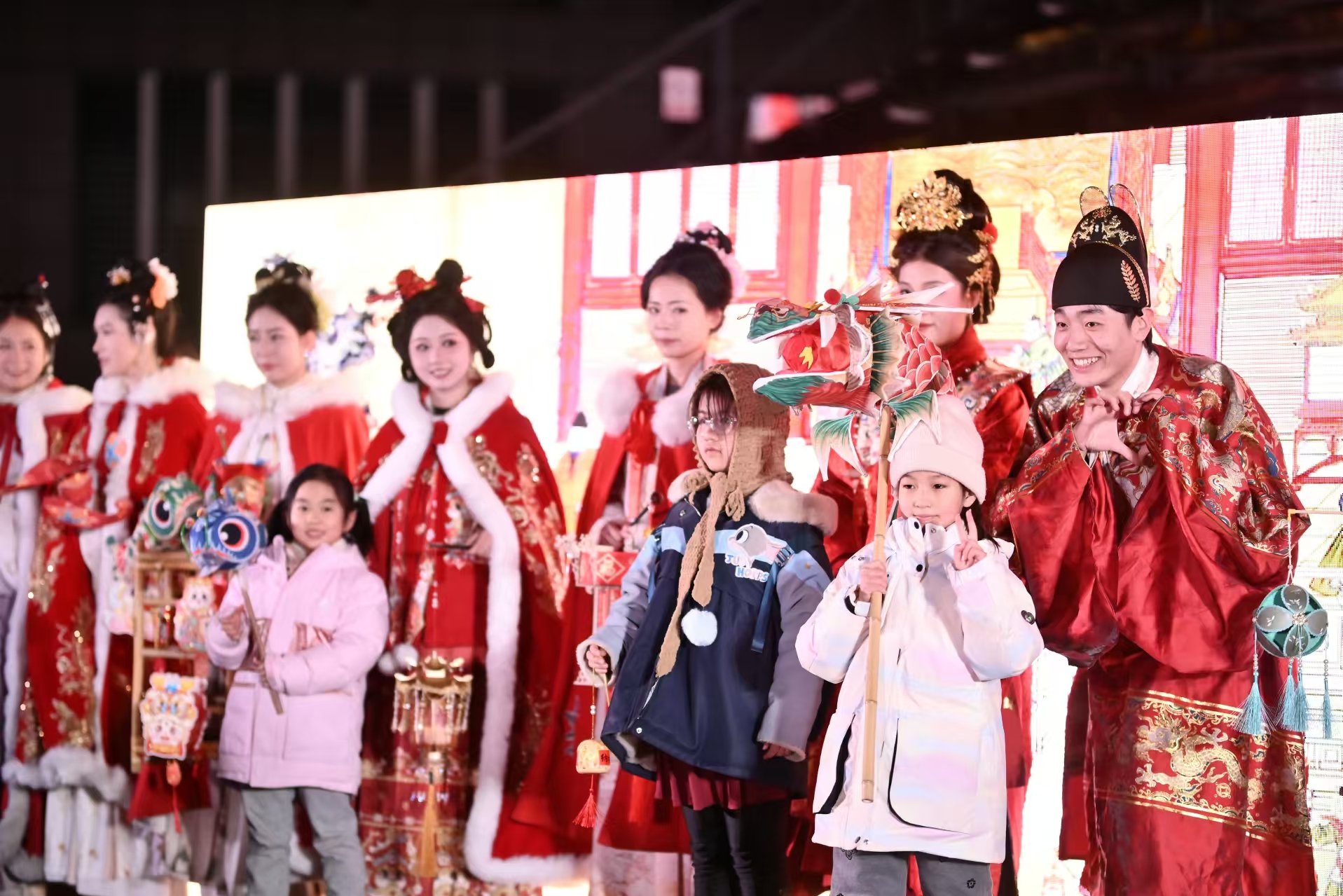 高新区“山丘汉服花灯秀”圆满举办