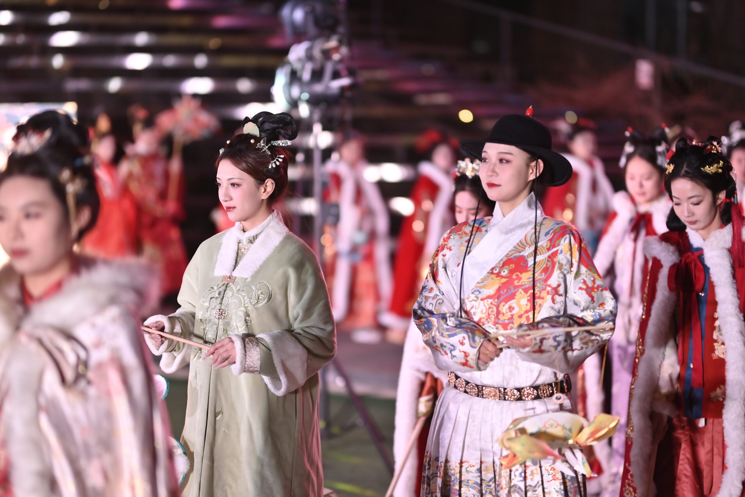 高新区“山丘汉服花灯秀”圆满举办