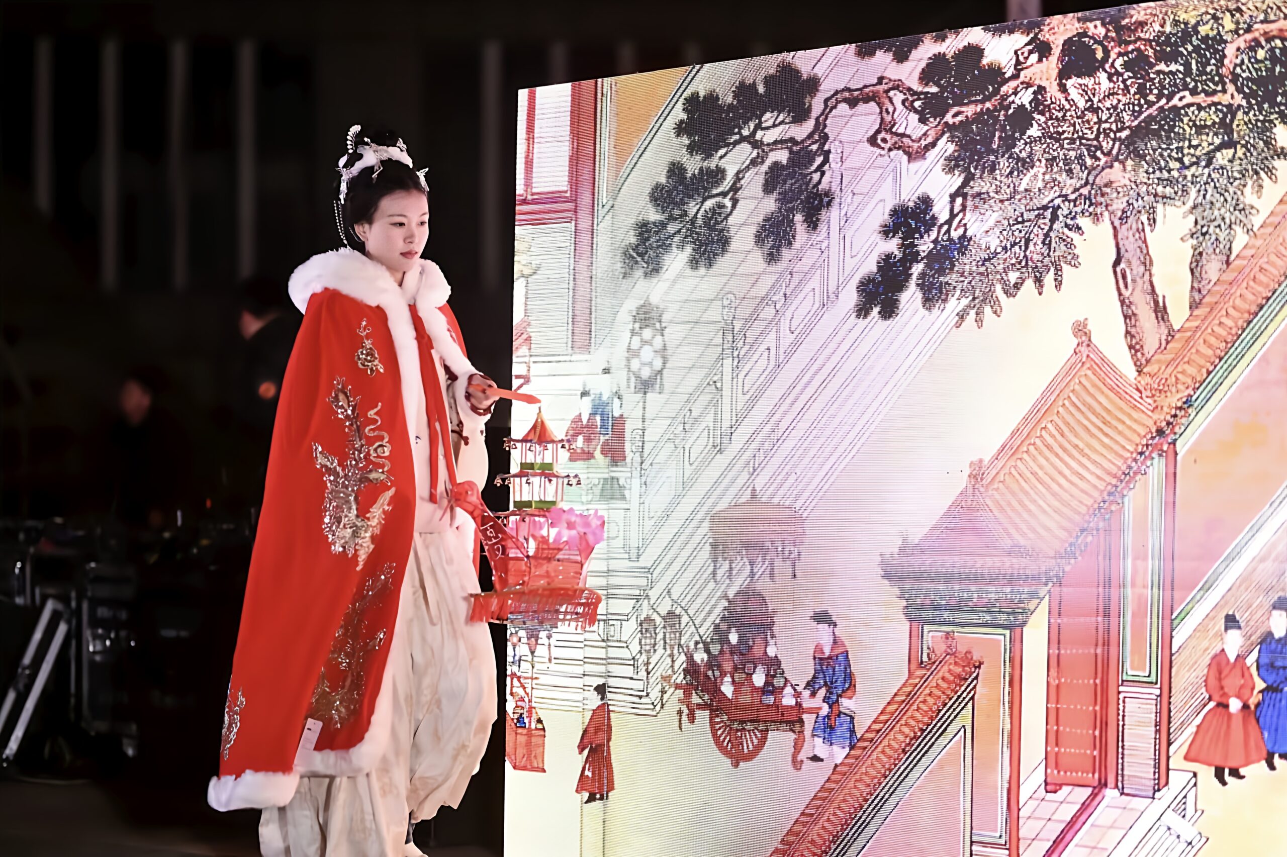 高新区“山丘汉服花灯秀”圆满举办