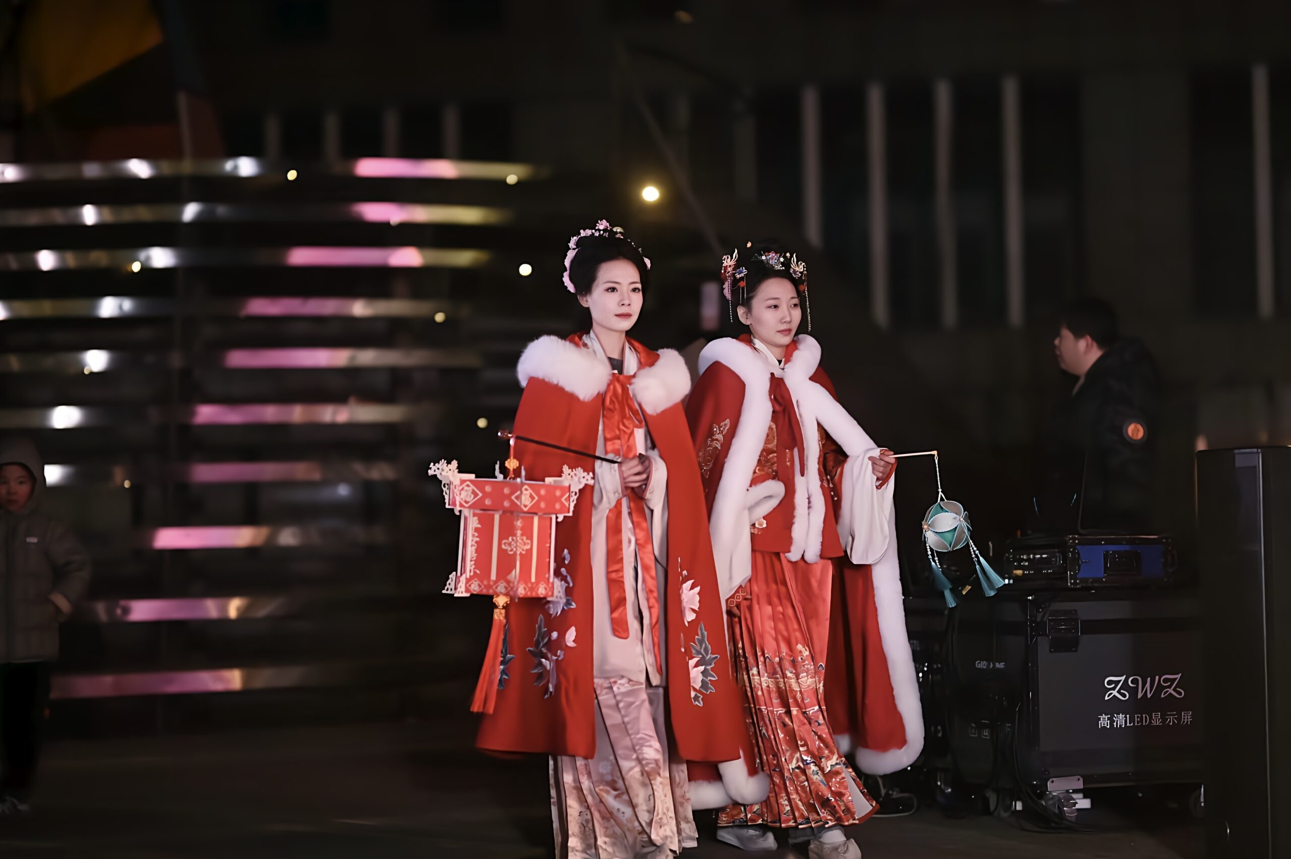 高新区“山丘汉服花灯秀”圆满举办