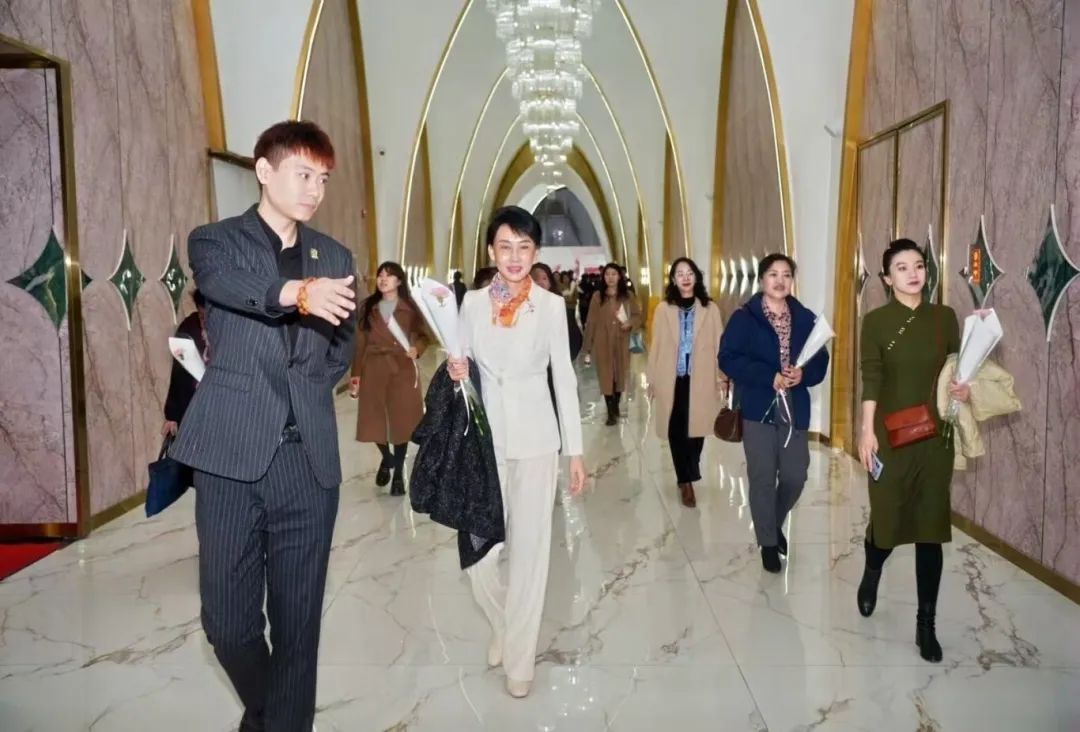 领略城市发展之美 凝聚巾帼建功之力