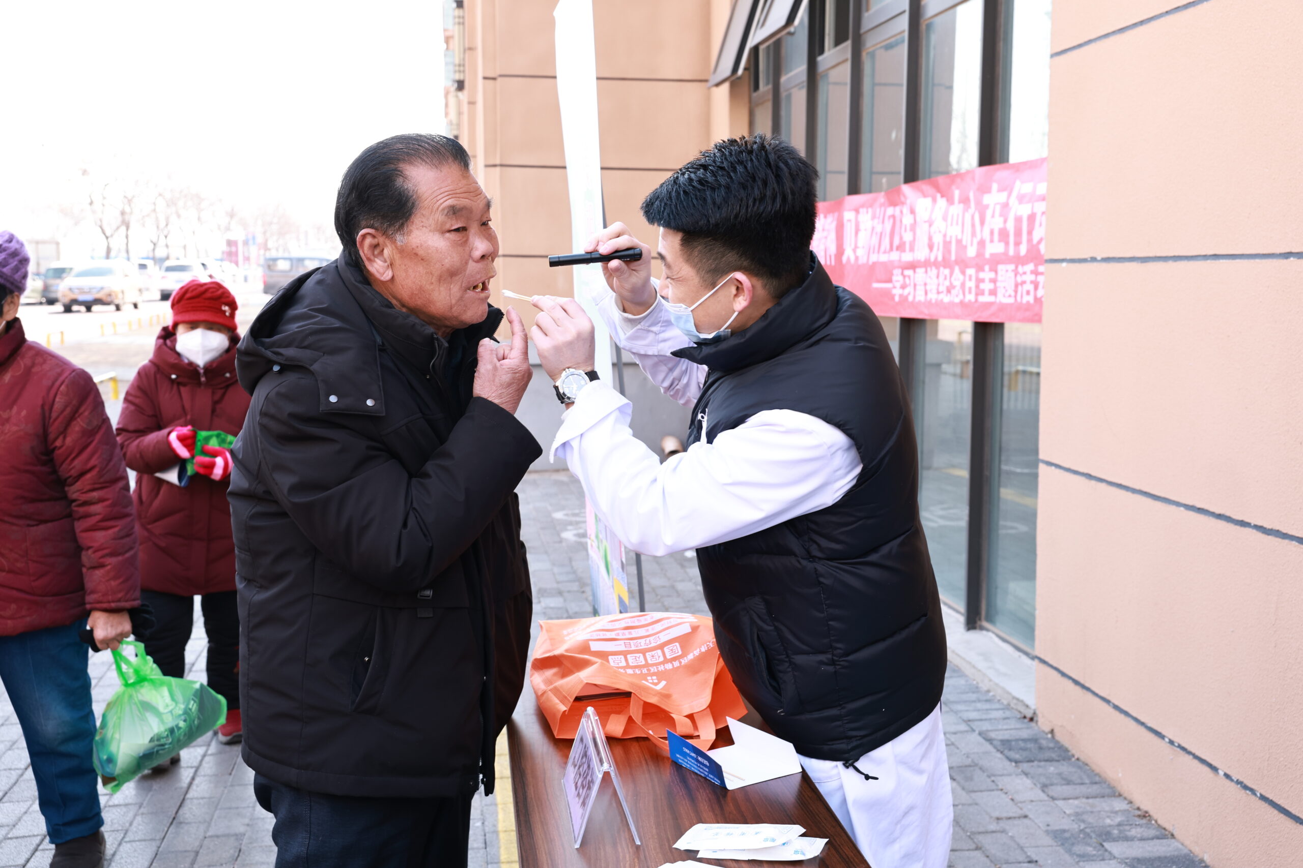 高新区开展“‘志’在滨城 ‘愿’生活更美好” 学雷锋志愿服务活动