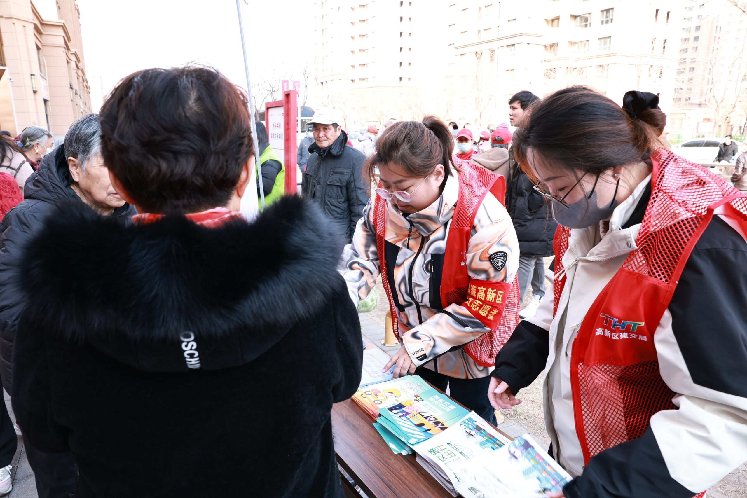 高新区开展“‘志’在滨城 ‘愿’生活更美好” 学雷锋志愿服务活动