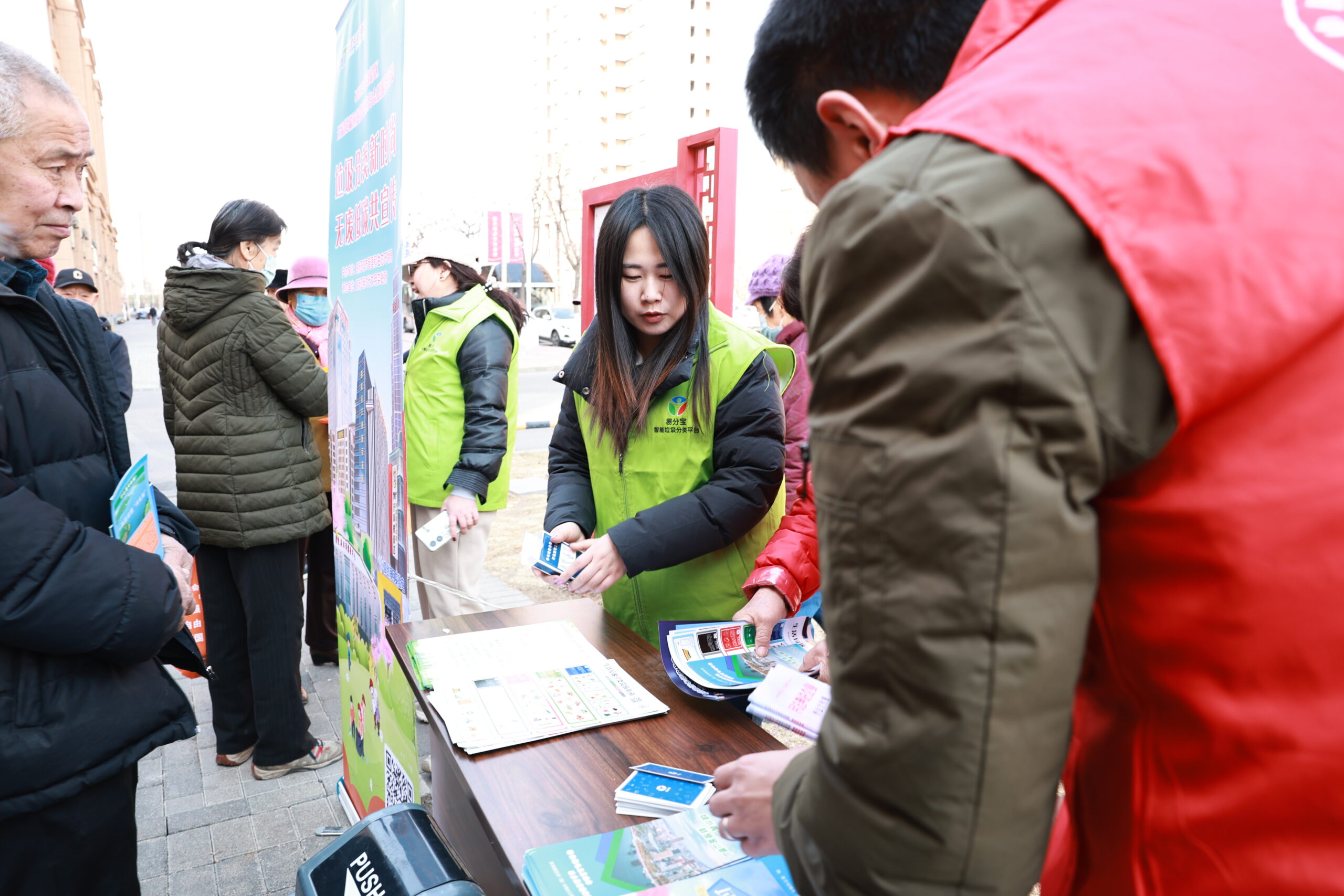 高新区开展“‘志’在滨城 ‘愿’生活更美好” 学雷锋志愿服务活动