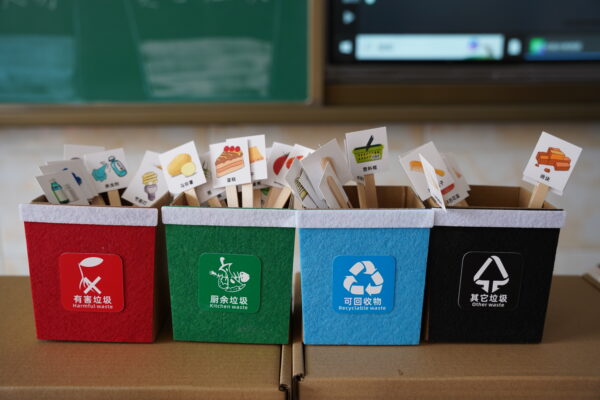 【基层动态】垃圾分类我先行 雷锋精神在心中！金龙鱼义工团队开展慈善助学活动