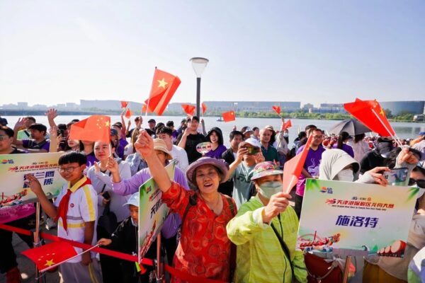 二十支劲旅劈波空港！2025天津港保税区龙舟大赛燃情开赛
