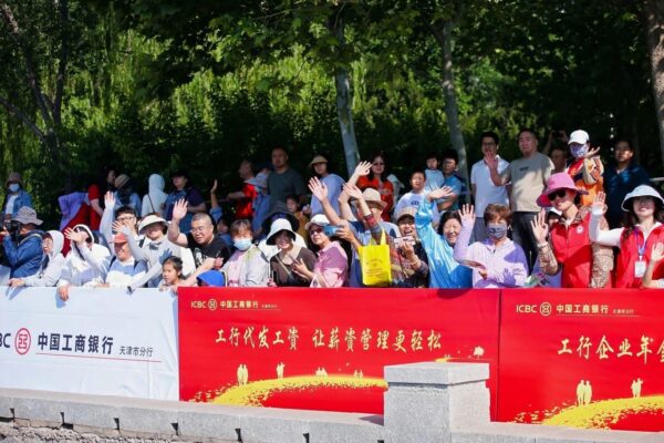 二十支劲旅劈波空港！2025天津港保税区龙舟大赛燃情开赛