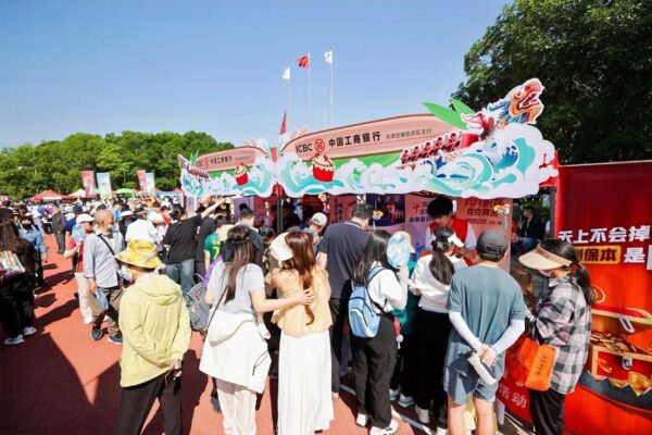二十支劲旅劈波空港！2025天津港保税区龙舟大赛燃情开赛