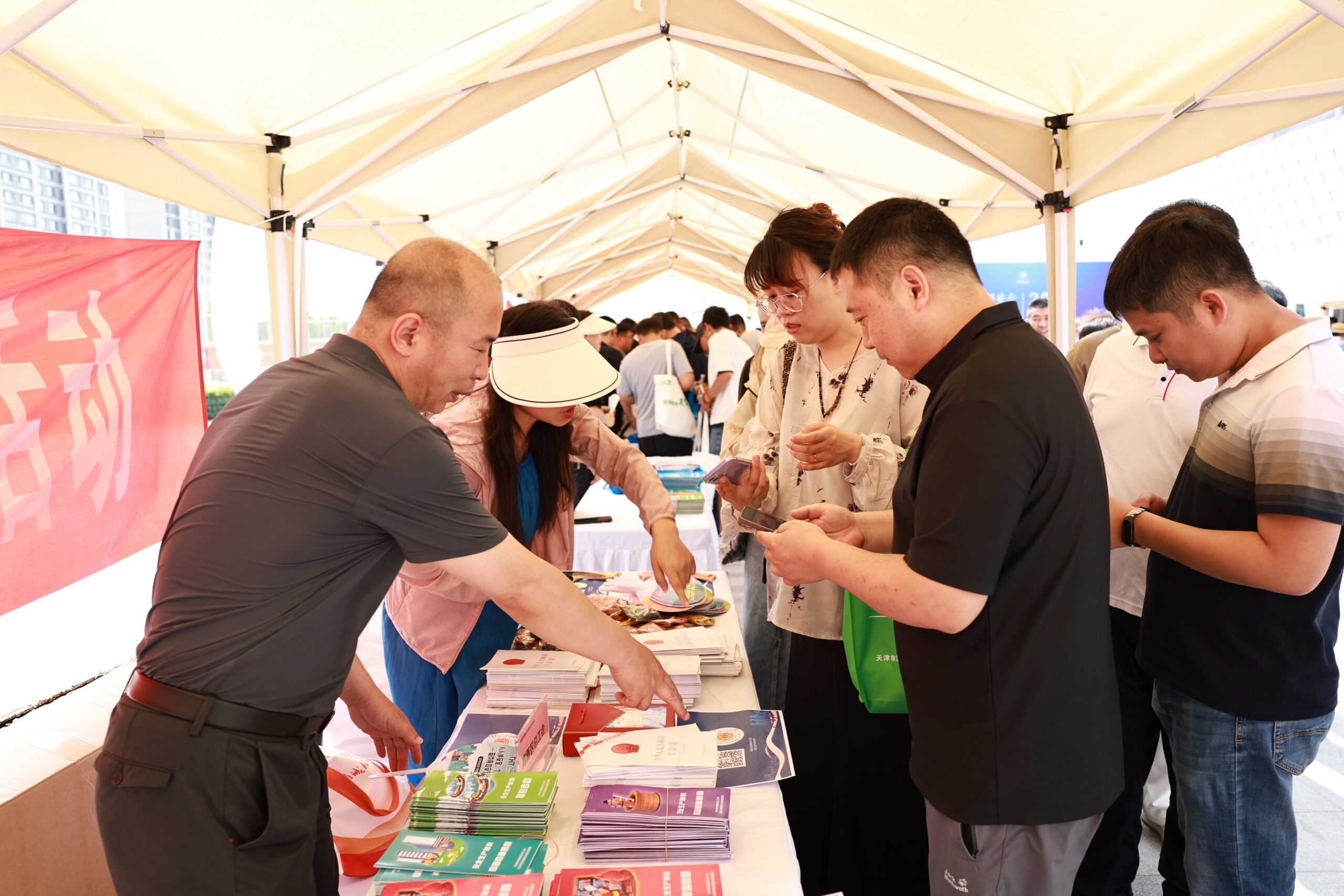 高新区组织开展安全宣传咨询日活动