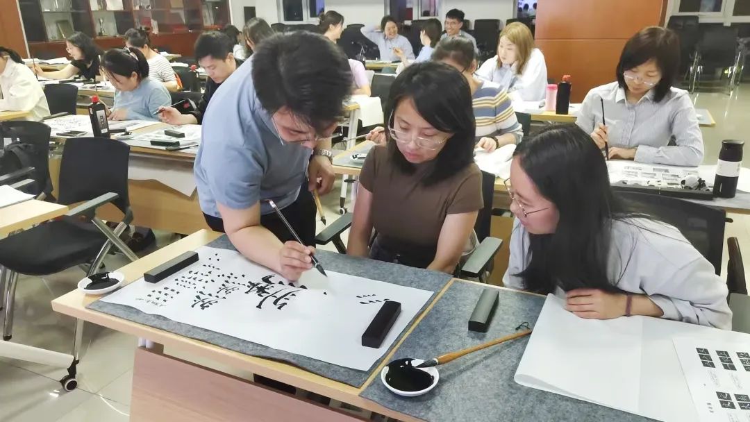 高新区青年职工夜校首期培训结课多元课程赋能职工业余生活
