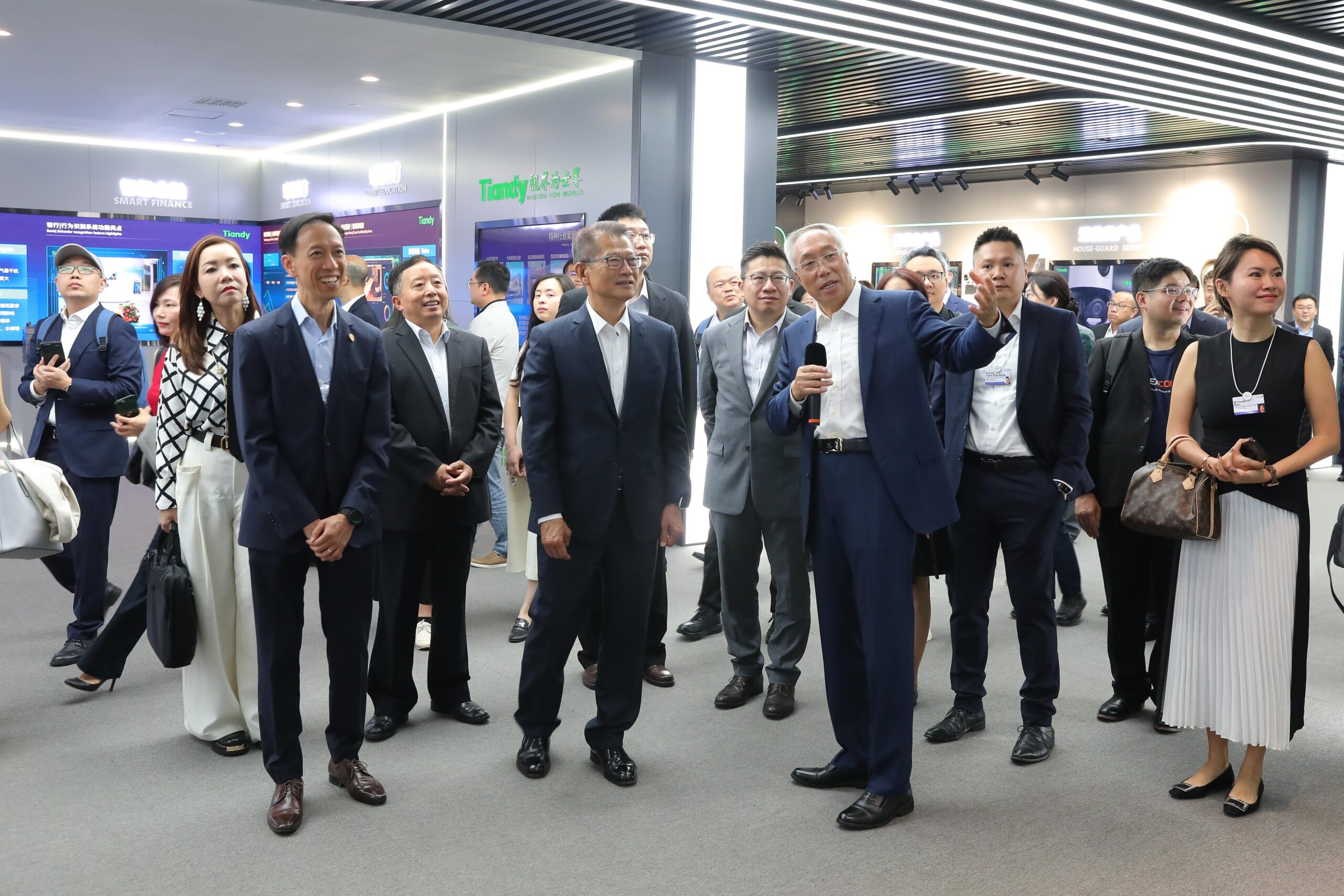 香港特区政府财政司司长陈茂波一行到访天津滨海高新区