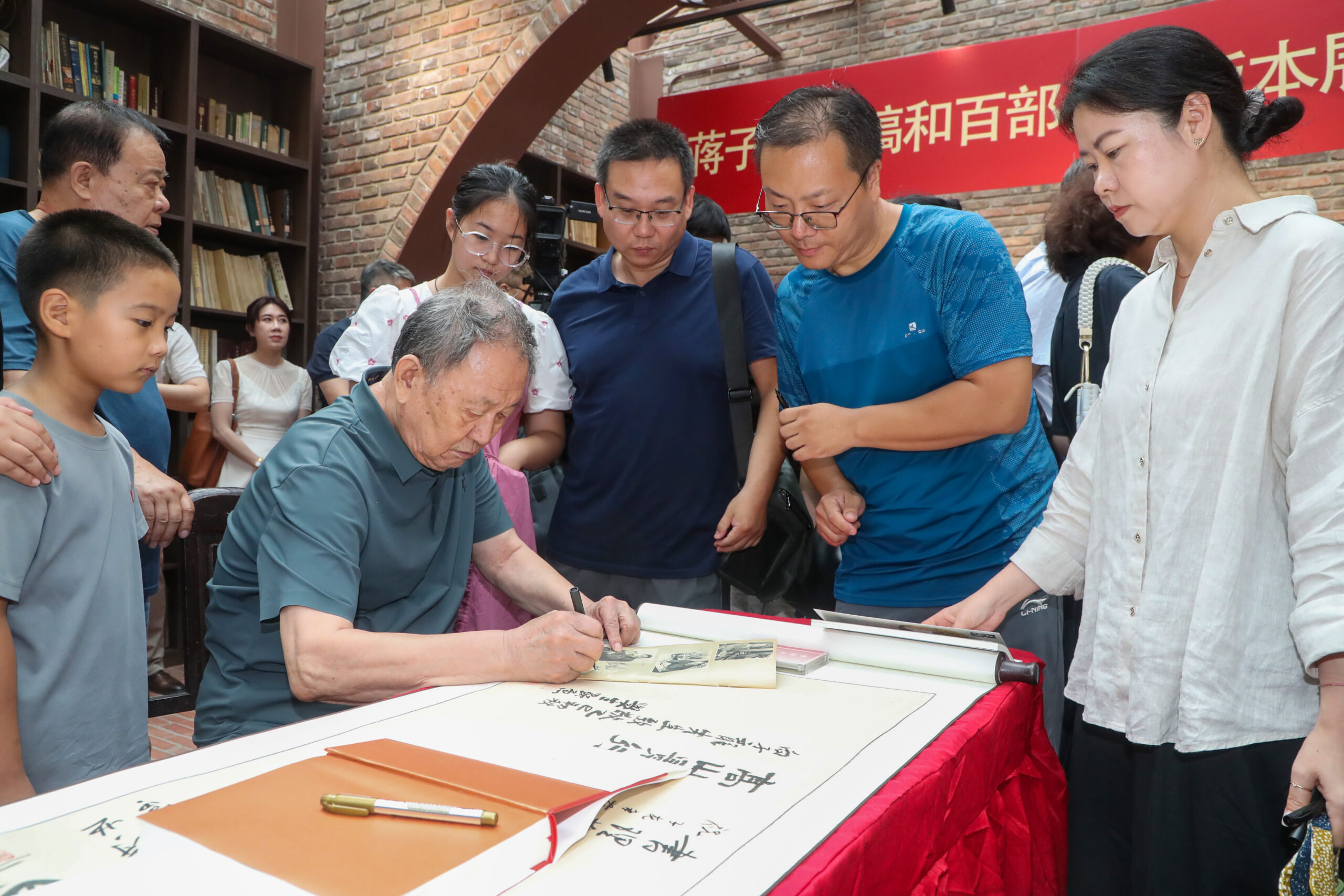 开拓者归来——蒋子龙文学创作分享会暨蒋子龙手稿和百部作品版本展在河东区举办