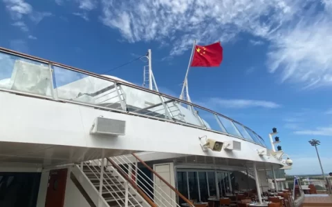 首艘悬挂五星红旗国际邮轮在津首航