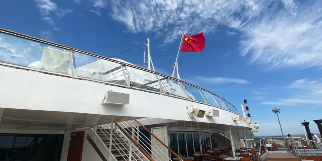首艘悬挂五星红旗国际邮轮在津首航